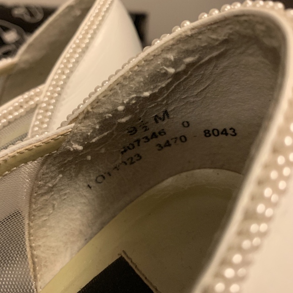 WEDDING SHOES SIZE 9.5 WITH PEARL BEADING - Picture 3 of 5